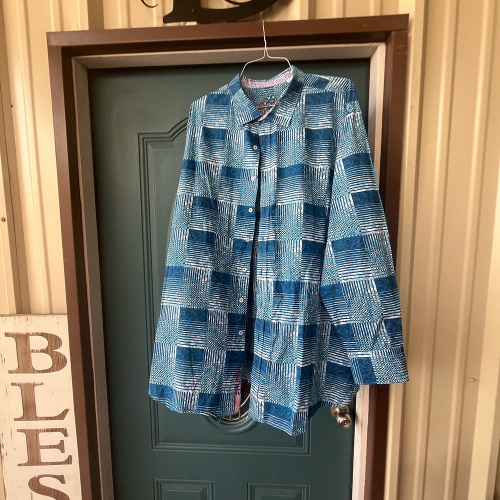 Casual Blue and White Button Down Shirt with Geometric Pattern